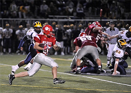 Mount Si junior Shelby Williams carries the ball during the fourth quarter of last Friday’s loss with Bellevue. Williams