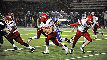 Mount Si carrier Matt Bankston moves with the ball after a hand-off from Ian Ilgenfritz