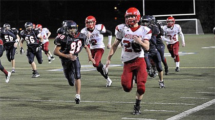 Mount Si’s Shelby Williams carries the ball past Juanita defenders during play Friday