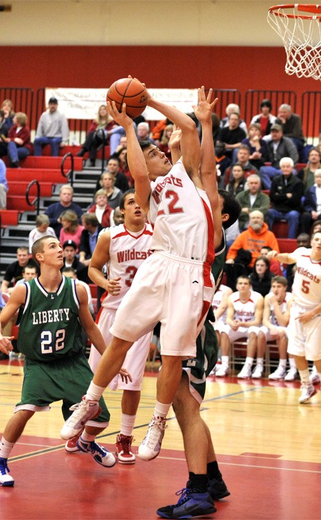 Mount Si’s Dillon Shain goes up for a basket against a Liberty defender.