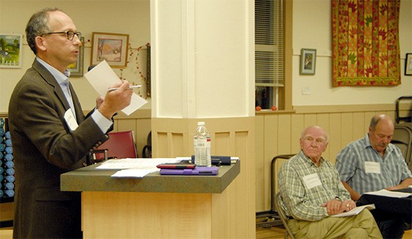 Forum moderator Stuart Lisk tells the audience how to submit their own questions to  city council candidates at the Chamber of Commerce forum Oct. 22.