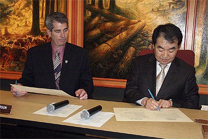 Snoqualmie Mayor Matt Larson and Ko Dae-Seok