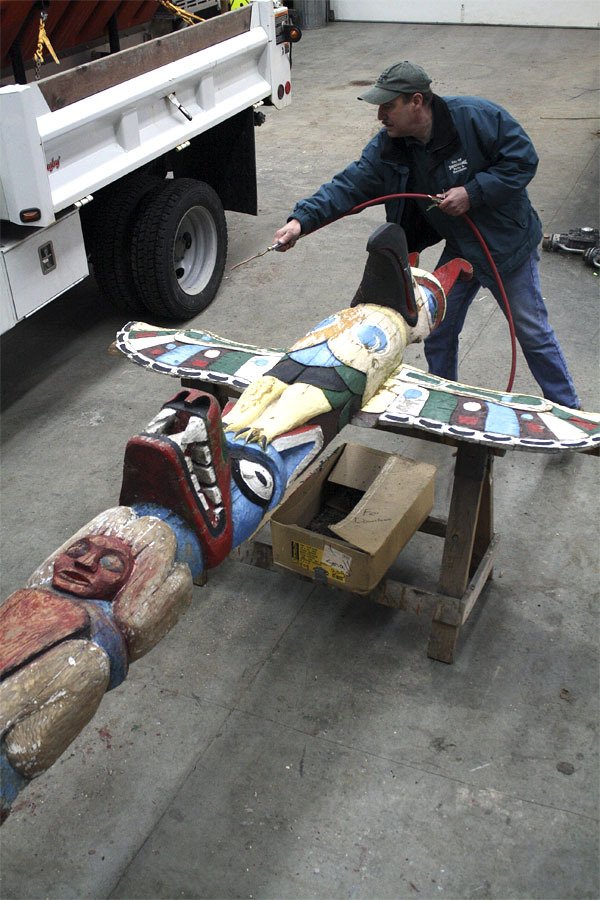 Snoqualmie Parks Lead Dave Dembeck dusts the Snoqualmie Story Pole