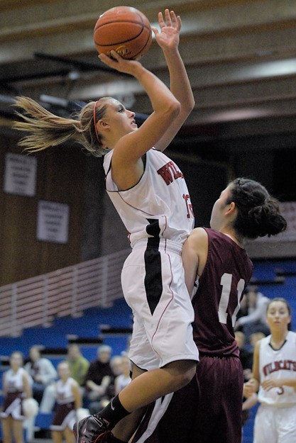 Wildcat forward Hailey Eddings drives to the basket against Mercer Island during a KingCo semifinal game at Bellevue College on Feb. 8.