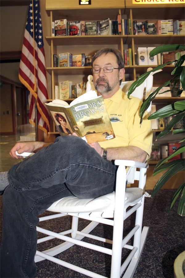 Taking time to read: North Bend mayor promotes library program