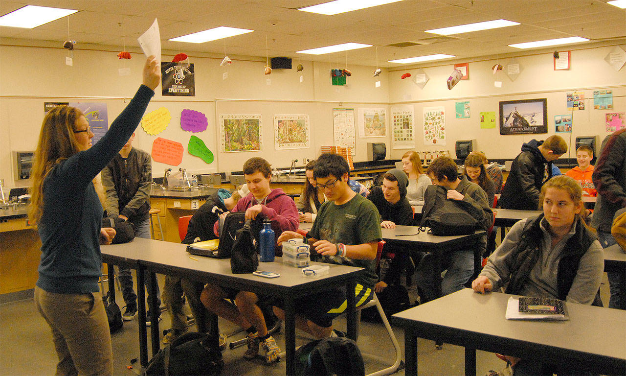 Mount Si science students pack up their books as the bell rings between classes. The high school’s six-period day may change in the next few years, and a committee created to examine scheduling options will host a parent information meeting on possible changes, 6:30 p.m., Tuesday, March 14 in the high school library.                                Carol Ladwig/File Photo