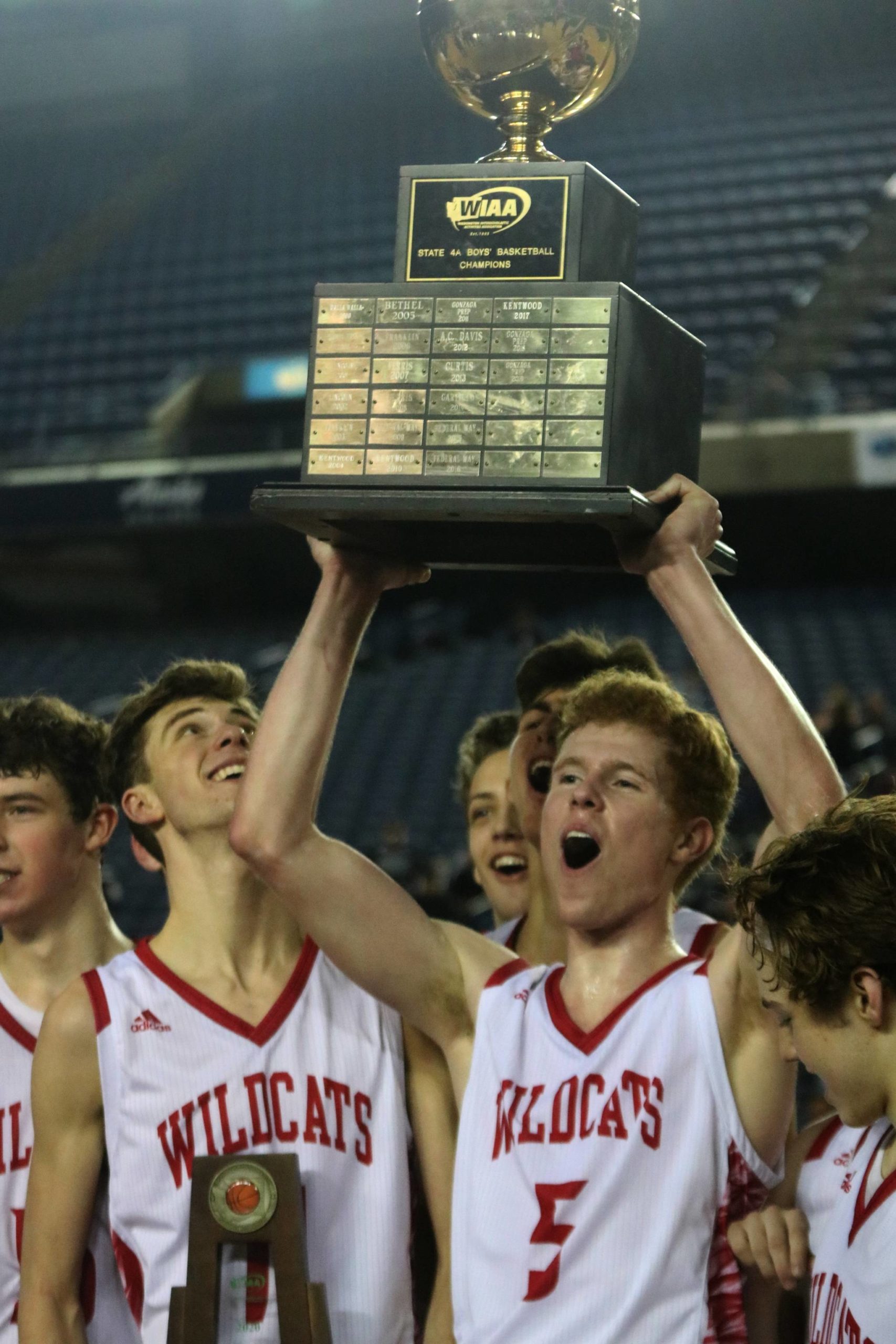 Mount Si’s Jabe Mullins hoists the 4A state championship trophy on Saturday at the Tacoma Dome. Andy Nystrom/ staff photo