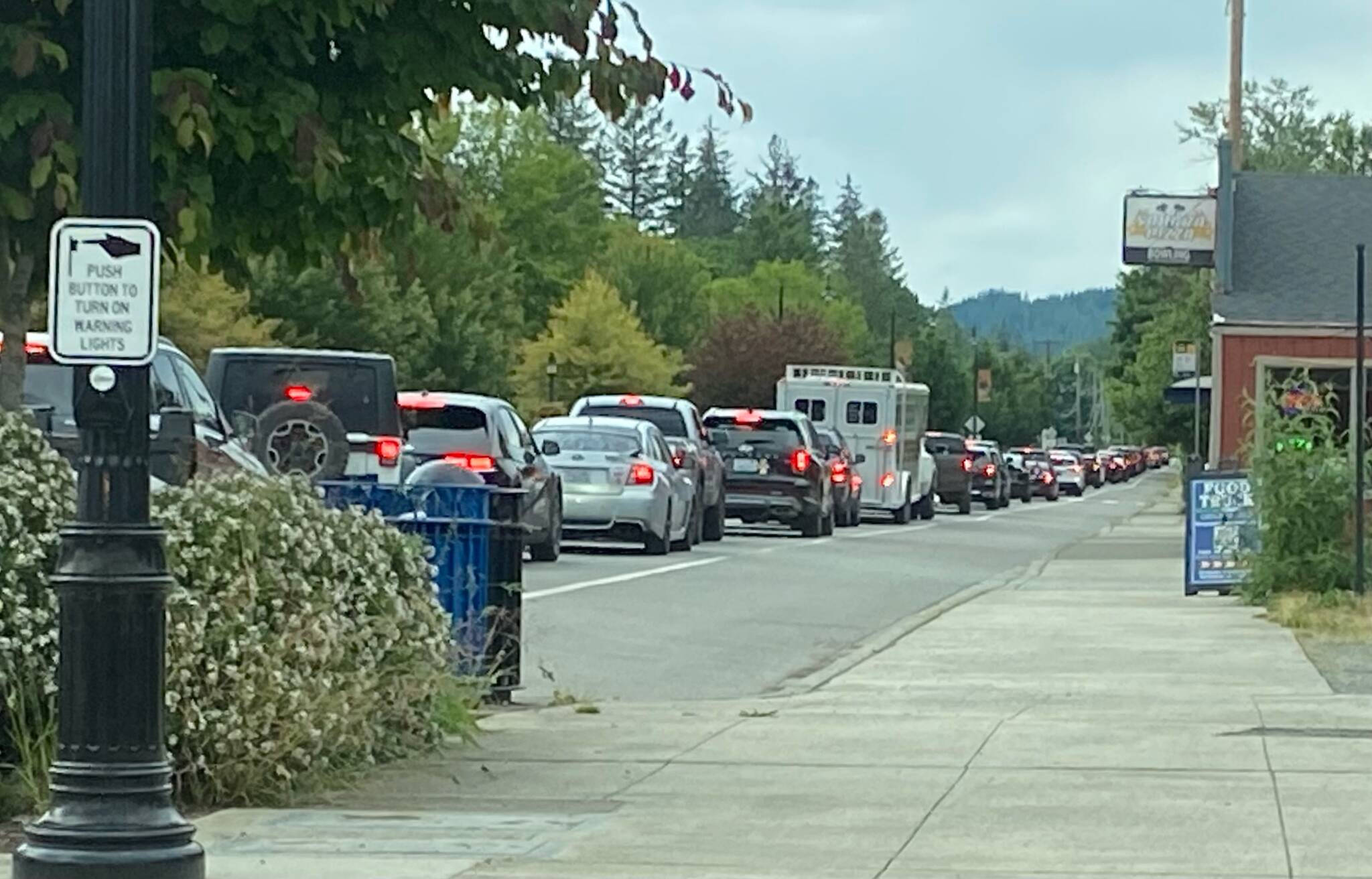 A line of cars along Railroad Avenue/State Route 202 in Snoqualmie Monday. Photo William Shaw/Valley Record.