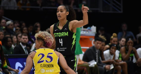 Skylar Diggins-Smith conducts the offense against the Sparks. Ben Ray / The Reporter