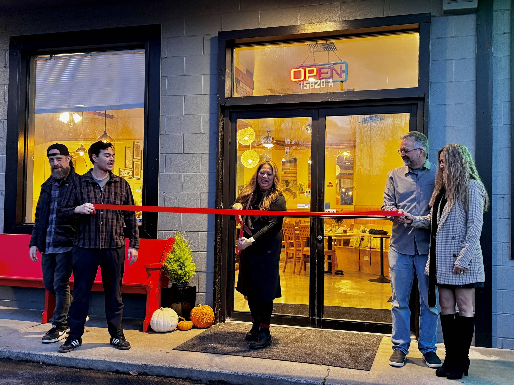 Corie Goodloe cuts the ribbon at the opening of her new restaurant, Corie’s Cafe, Nov. 22, 2024. Grace Gorenflo/Valley Record