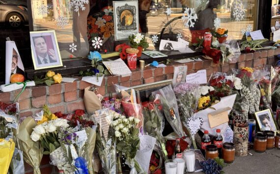 A memorial to “Twin Peaks” director and co-creator David Lynch outside Twede’s Cafe in North Bend, Jan. 25, 2025. (Grace Gorenflo/Valley Record)